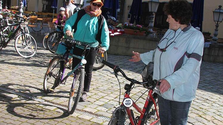 "Wo bleibst du denn?" Elisabeth Rüger aus Marktleugast macht ihrer Schwester Emilie Neff (61) Beine. Beide fahren gemeinsam beim Radfahrtag mit. Foto: Sonja Adam
