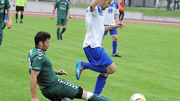 Schwer zu bremsen: Erwin Gergely (rechts) und sein FC 06 Bad Kissingen. Das bekommt auch Roman Gl&ouml;ckner (TSV Forst) zu sp&uuml;ren. Der FC kehrt als Kreisligameister in die Bezirksliga Ost zur&uuml;ck.  Foto: Hopf