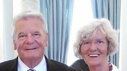 Maruška Hofmann-Šircelj Arm in Arm mit Bundespräsident Joachim Gauck.
