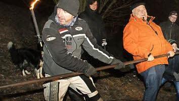 Viel Kraft zum Drehen und Fixieren des Bohrers benötigten die Männer. Das zeigten Reiner Reitz (links) und Ludwig Pflaum ihren Helfern.