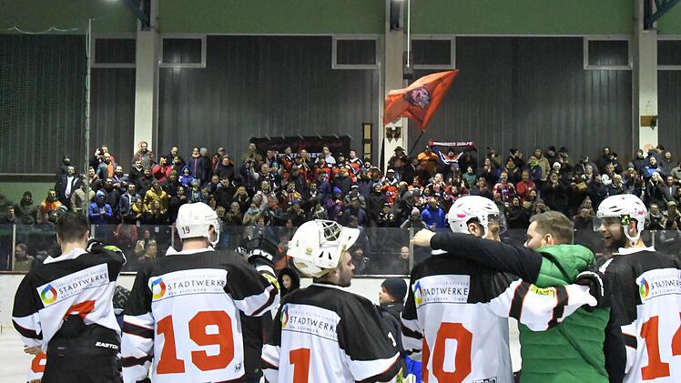 Vor prächtiger Kulisse feierten Spieler und Fans der Kissinger Wölfe - und das noch lange nach Spielende. Foto: Hopf