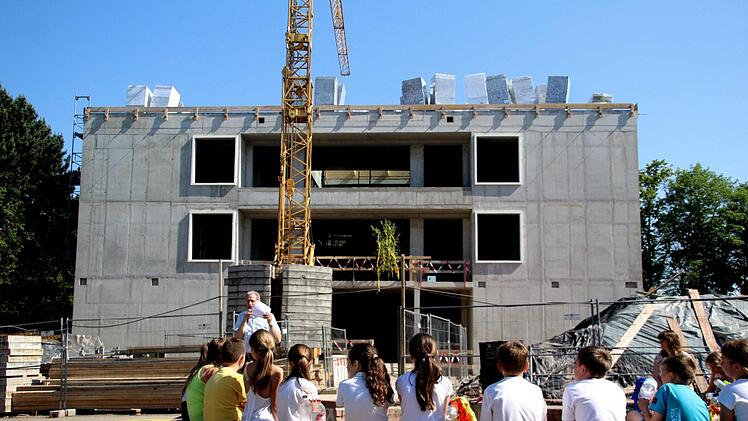 Am Erweiterungsbau der Carl-Platz-Schule wurde Richtfest gefeiert.  Foto: Richard Sänger