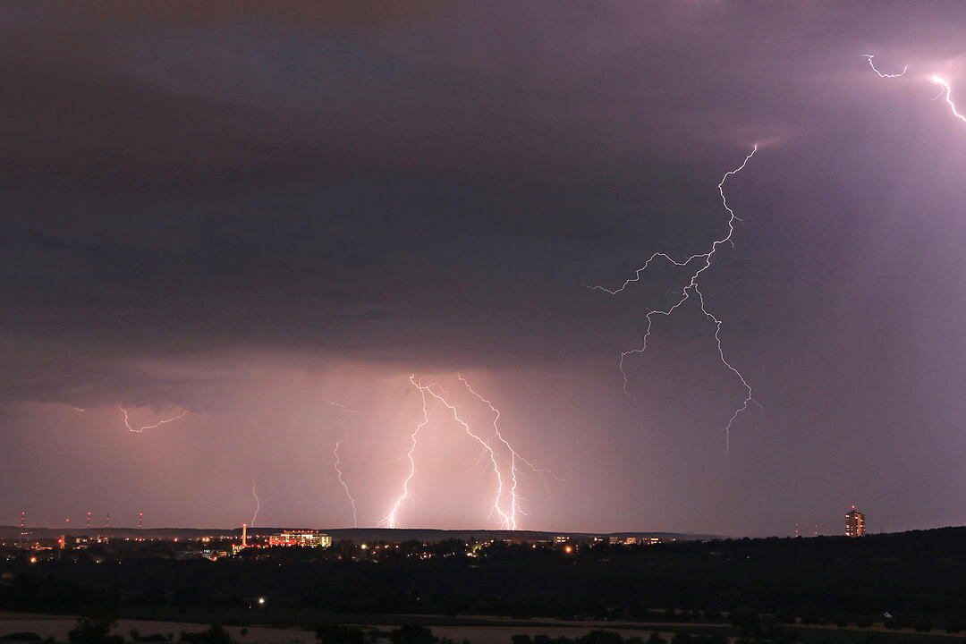 Fulminante Blitzshow am Nachthimmel über Unterfranken
