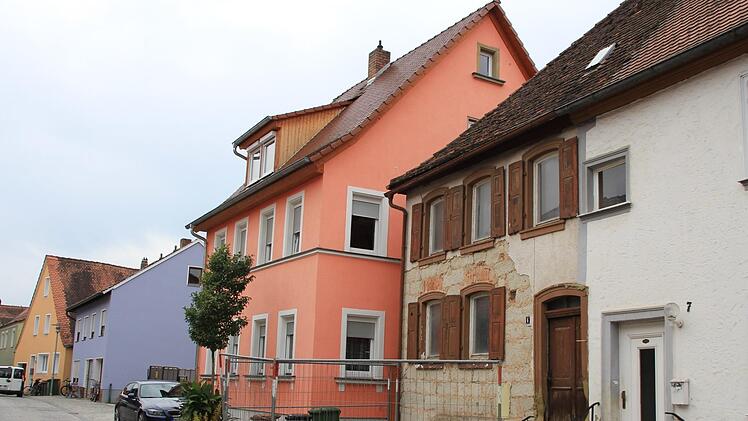 Ein Bauzaun sichert das einsturzgefährdete Doppelhaus.  Foto: Andreas Dorsch