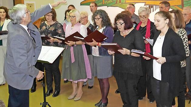 Der Gesangverein "C&auml;cilia" unter Bernhard Kraus beim Hohenberger Herbstkonzert Fotos: Klaus Bu&szlig;