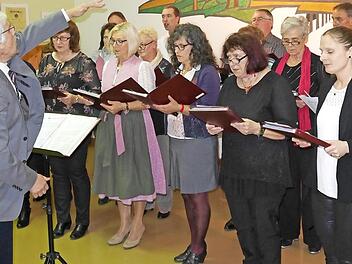Der Gesangverein "Cäcilia" unter Bernhard Kraus beim Hohenberger Herbstkonzert Fotos: Klaus Buß