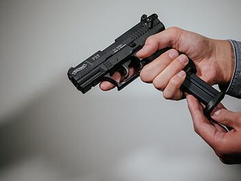 In Köln hat ein Betrunkener auf einen Linienbus geschossen. Symbolfoto: Oliver Killig/dpa