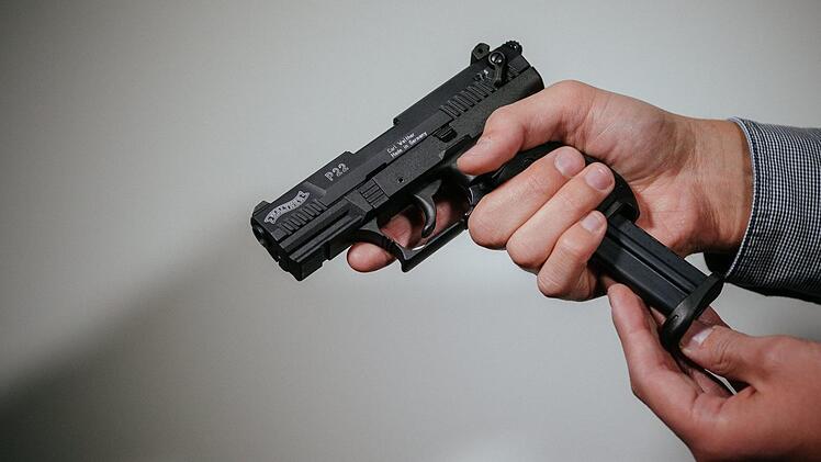 In Köln hat ein Betrunkener auf einen Linienbus geschossen. Symbolfoto: Oliver Killig/dpa