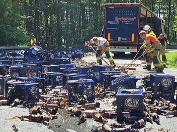 Viele Bierkästen lagen nach dem Unfall auf der Staatsstraße, auf der sich ein Scherbenmeer gebildet hatte.