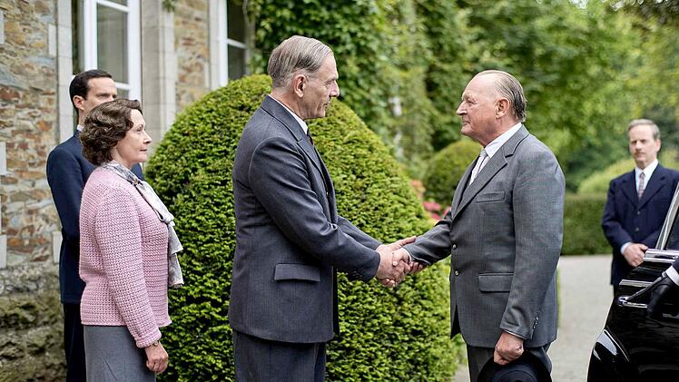 Erster deutsch-französischer Gipfel nach dem Krieg in privater Atmosphäre: Ministerpräsident Charles de Gaulle (Jean-Yves Berteloot, links) begrüßt Bundeskanzler Konrad Adenauer (Burghart Klaußner, zweiter von rechts) in seinem Privathaus in Colombey-les-Deux-Églises. Ein Treffen, das die Geschicke Europas verändern sollte.