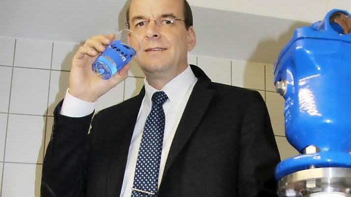 Roger Lindholz lässt sich das Kitzinger Trinkwasser schmecken. Foto: Sabine Herteux