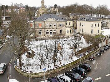 Das Kinderhaus umsiedeln, das Kyrill-Palais dem Theater zuschlagen und anstelle der Parkplätze eine Einfahrt zur künftigen Theater-Tiefgarage schaffen - das sind die wesentlichen Vorschläge der Christlich-Sozialen Bürger, wie die Sanierungsprobleme beim Landestheater und beim Kinderhaus zu lösen wären. Fotos: Volkmar Franke/www.hochbild-design.de