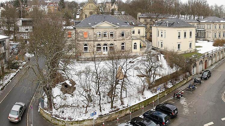 Das Kinderhaus umsiedeln, das Kyrill-Palais dem Theater zuschlagen und anstelle der Parkplätze eine Einfahrt zur künftigen Theater-Tiefgarage schaffen - das sind die wesentlichen Vorschläge der Christlich-Sozialen Bürger, wie die Sanierungsprobleme beim Landestheater und beim Kinderhaus zu lösen wären. Fotos: Volkmar Franke/www.hochbild-design.de