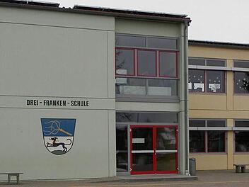 Weil es nur noch eine Grundschule in Geiselwind gibt, muss der Schriftzug am Schulgebäude geändert werden.  Foto: rf