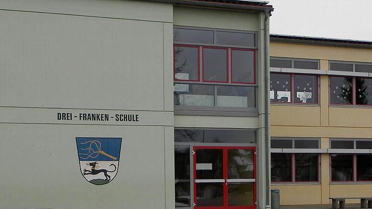 Weil es nur noch eine Grundschule in Geiselwind gibt, muss der Schriftzug am Schulgebäude geändert werden.  Foto: rf