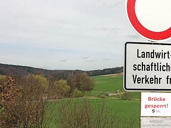 Die Brücke zum Auweg ist für den Fahrzeugverkehr gesperrt, für Radfahrer und Wanderer ist der Weg frei. An beiden Zufahrten weisen Schilder darauf hin.