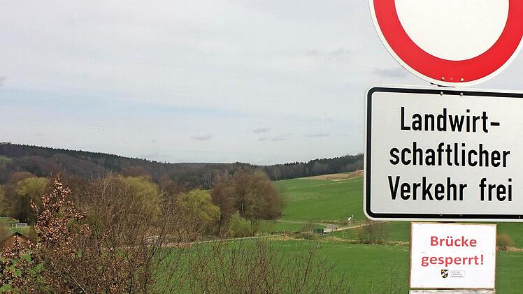 Die Brücke zum Auweg ist für den Fahrzeugverkehr gesperrt, für Radfahrer und Wanderer ist der Weg frei. An beiden Zufahrten weisen Schilder darauf hin.