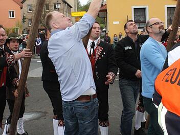 Mit vereinten Kräften wurde der Maibaum aufgestellt. Auch Bürgermeister Helmut Blank half mit. Foto: Arnold Nöth