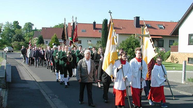 Mit der gelobten Prozession von der Kirche zur Sebastianikapelle und dem Dankgottesdienst erinnern die Oerlenbacher an die glückliche Rettung aus großen Gefahren im Zweiten Weltkrieg. Fotos: Stefan Geiger