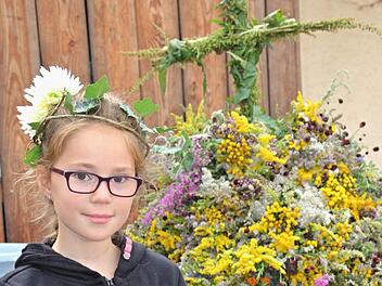 Männer sind beim OGV Unterpreppach rar. Am weiblichen Nachwuchs mangelt es aber nicht. Lea Henneberger half bei den Vorbereitungen bereits kräftig mit und gestaltete mit anderen den Gottesdienst. Foto: Helmut Will