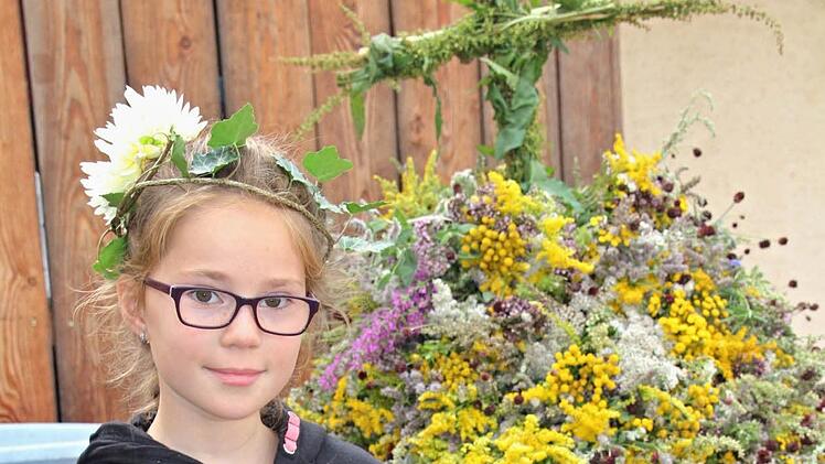 Männer sind beim OGV Unterpreppach rar. Am weiblichen Nachwuchs mangelt es aber nicht. Lea Henneberger half bei den Vorbereitungen bereits kräftig mit und gestaltete mit anderen den Gottesdienst. Foto: Helmut Will