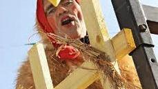 Nicht der Hahn im Korb, wohl aber der Bürgermeister (Bernhard Storath) im Federkleid