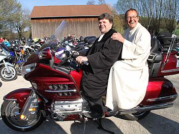 Pfarrer Helmuth Bautz und Pastoralreferent Josef Ellner nahmen auf einer Honda Platz.  Foto: Gerda Völk