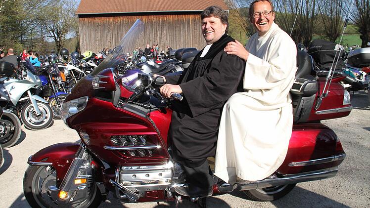 Pfarrer Helmuth Bautz und Pastoralreferent Josef Ellner nahmen auf einer Honda Platz.  Foto: Gerda Völk