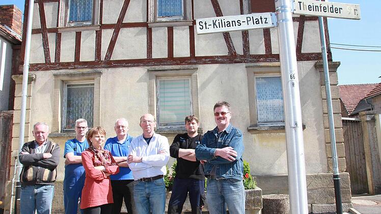 Diese Anlieger fürchten, dass eine Baustelle vor ihrem Haus sie bald mehr kostet, als ihr Anwesen wert ist. Nur eine Kommune im Landkreis verzichtet auf die Satzung, die das legal macht. Foto: Carmen Schmitt