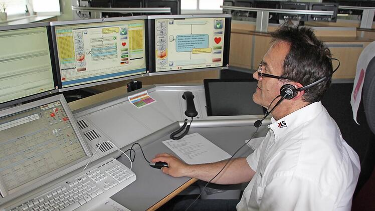 Mit Hilfe eines PC-Programms hilft Stefan Trommer von der Integrierten Leitstelle in Ebersdorf bei Coburg aus telefonisch bei der Reanimation.