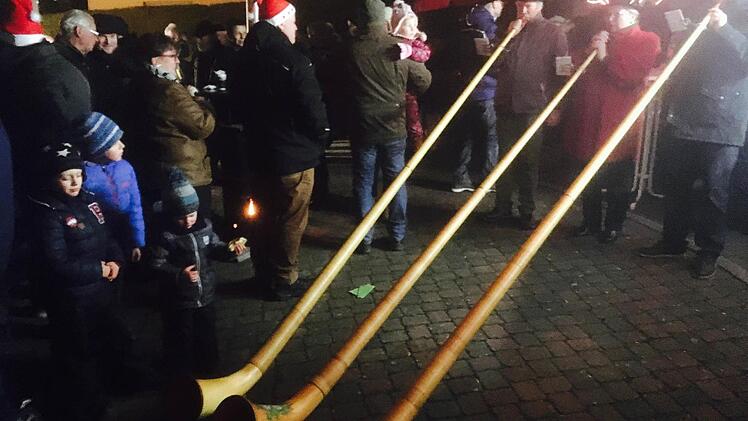 Die Alphornbläser spielten beim Weihnachtsmarkt in Geroda auf.