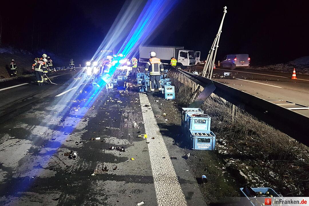 Bierkästen auf A73: Lastwagen durchbricht Mittelschutzleitplanke