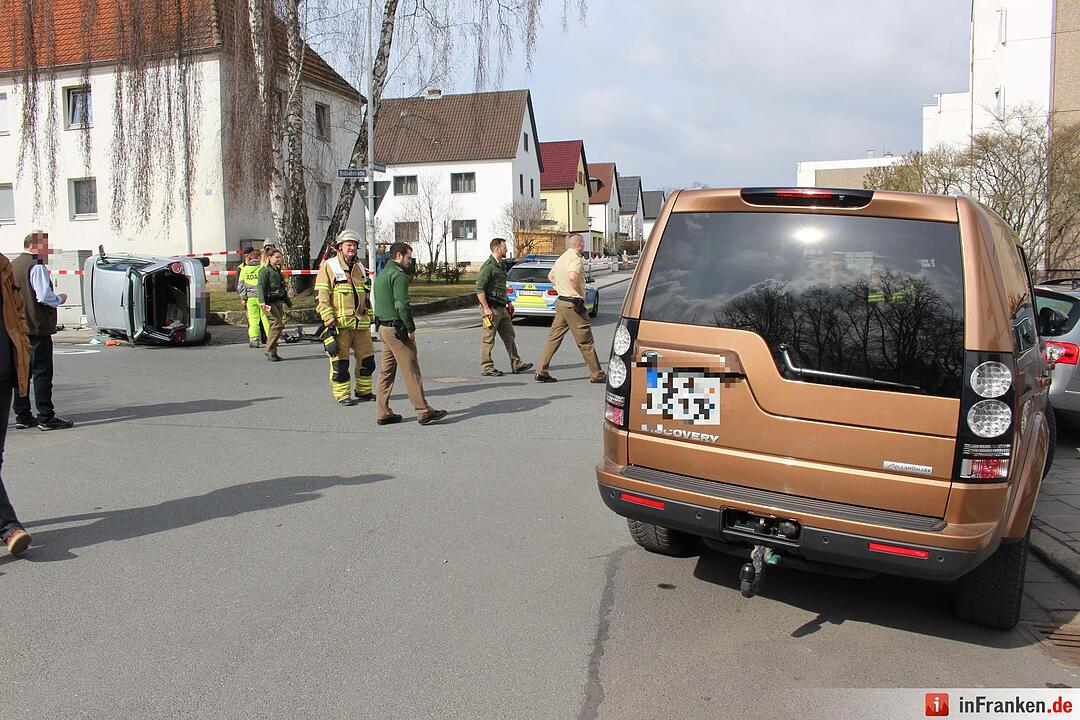 Beim Abbiegen kollidiert: Auto landet auf der Seite