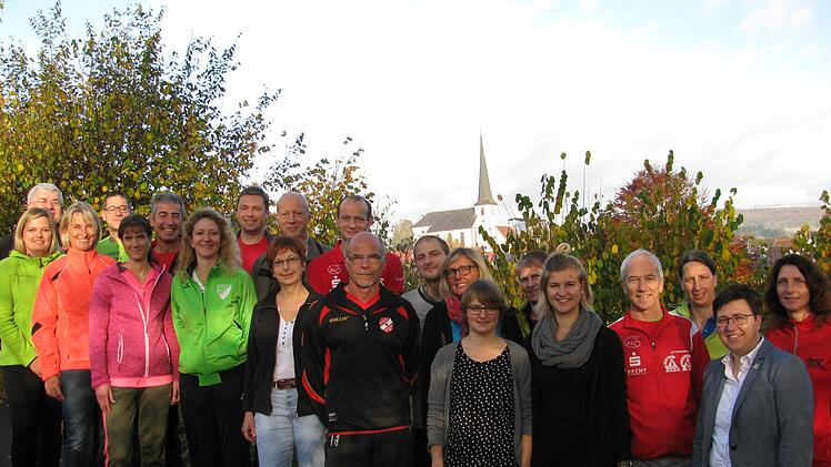 Zur ersten Fortbildungsveranstaltung für Übungsleiter, die sich an dem Präventionsprojekt "Dem Diabetes davonlaufen" beteiligen wollen, trafen sich die Protagonisten im Sportheim des TSV Unterelsbach. Das Foto zeigt (vorne von links) Bürgermeisterin Birgit Erb, Eberhard Helm, Daniela Volkmuth und Christina Leutbecher.  Georg Will