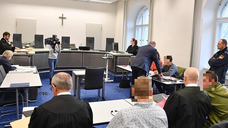 Seit Donnerstag müssen sich drei Männer vor dem Landgericht wegen des Überfalls auf einen Juwelier in Bamberg verantworten. Foto: Ronald Rinklef