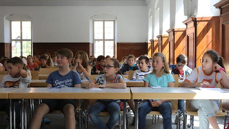 Wie ist das Schülerleben im Kongo? Das erforschten die Kinder-Uni-Studierenden am Samstag in Bamberg. Foto: Barbara Herbst