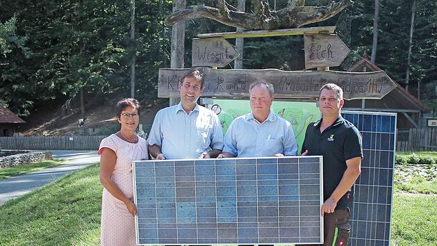 Zwei Photovoltaikmodule für die "Schweinedusche" (v. l.): Carmen Stumpf, Hermann Ulm, Willi Harhammer und Daniel Schäffer Foto: PR