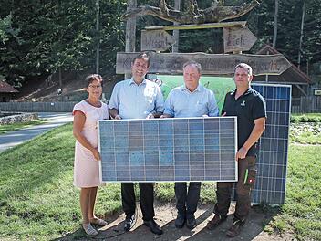 Zwei Photovoltaikmodule für die "Schweinedusche" (v. l.): Carmen Stumpf, Hermann Ulm, Willi Harhammer und Daniel Schäffer Foto: PR