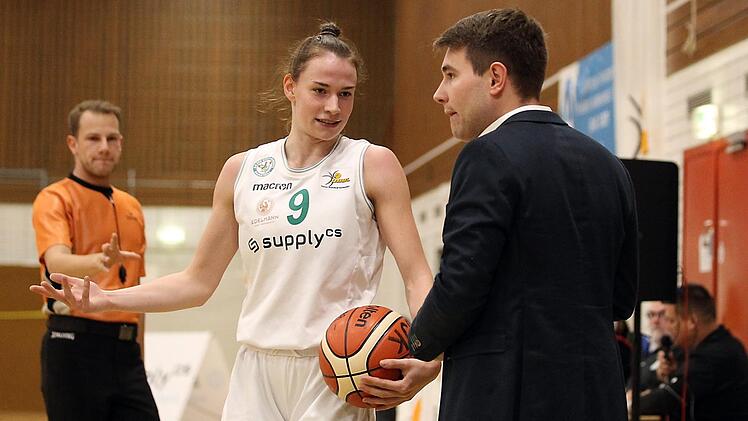 Was tun gegen die Heidelberger Übermacht? DJK-Trainer Konstantin Hammerl (rechts) instruiert U18-Europameisterin Julia Förner bei einem Einwurf; hinten Schiedsrichter Philipp Spörlein. Fotos: sportpress