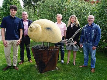 Die Citta-Slow-Skulptur ist fertiggestellt. Am Martin-Luther-Platz  neben dem Wasserspielplatz wurde sie aufgestellt und verweist auf  Bischofsheims Mitgliedschaft in der Citta-Slow-Bewegung. Das Bild zeigt  (von links) den Künstler Louis Bruckauf, Bürgermeister Georg Seiffert,  Martin Bühner, Schulleiterin Christine Götz und Tourismusreferent  Gerhard Nägler. Foto: Marion Eckert