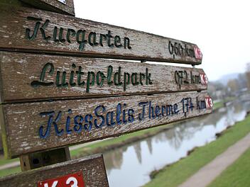 Seit Jahrzehnten stehen die Holzwegweiser an Kissingens Spazierwegen. Die Witterung hat sichtbare Spuren hinterlassen. Jetzt sollen sie durch neue Schilder getauscht werden.  Benedikt Borst
