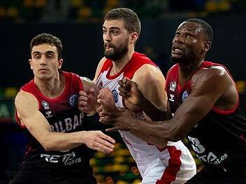Zwei Spieler waren im Hinspiel nötig, um David Kravish zu stoppen. Hier stören Alex Reyes (links) und Kingsley Moses die Kreise des Bamberger Centers, der beim 77:71-Erfolg in Bilbao bester Werfer des Bundesliga-Neunten war. Foto: championsleague.basketball