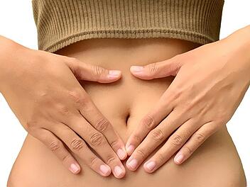 Für unsere allgemeine Gesundheit spielt die Darmgesundheit eine wichtige Rolle. Eine leichte Massage des Bauches kann die Verdauung positiv beeinflussen.