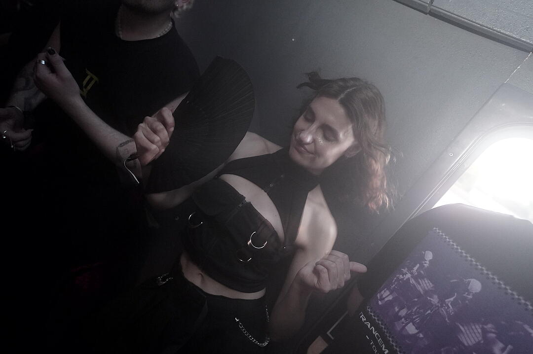 Party im Zug - Raver*innen tanzen zu Techno-Beats