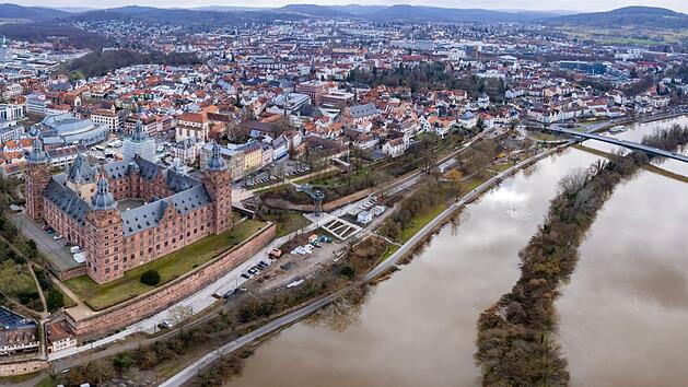 Panoramablick: Luftaufnahme der unterfr&auml;nkischen Stadt Aschaffenburg am Main