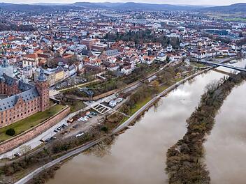 Panoramablick: Luftaufnahme der unterfr&auml;nkischen Stadt Aschaffenburg am Main