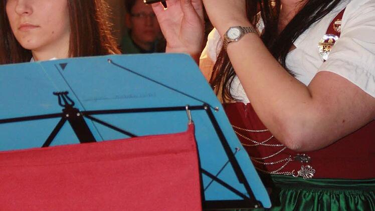 Ramona Trebes hatte ihren Soloauftritt mit der Piccolo-Flöte beim Stück "Grandfathers Clock", wo sie mit dem Solo-Tenorhorn von Michael Schneider immer frech zwischen die Melodien des Vereins hineinspielte.