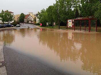 Weidhäuser Seenlandschaft: Weil das Wasser über einen Meter hoch in der Bahnhofstraße stand, sperrten Polizei und Feuerwehr die Ortsdurchfahrt (hier: die Bahnhofstraße) für den Verkehr. Foto: privat
