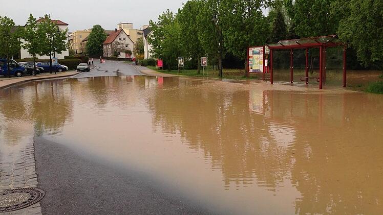 Weidhäuser Seenlandschaft: Weil das Wasser über einen Meter hoch in der Bahnhofstraße stand, sperrten Polizei und Feuerwehr die Ortsdurchfahrt (hier: die Bahnhofstraße) für den Verkehr. Foto: privat
