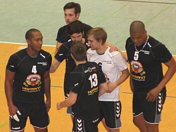 Spielertrainer Heriberto Quero (links, daneben Sebastian Richter, Jens Werner, Kai Naumann, Maximilian Kolbe und Kenneth Blanca) und der VC Eltmann gehen zuversichtlich in die Saison der Dritten Liga, die am 5. Oktober beginnt.